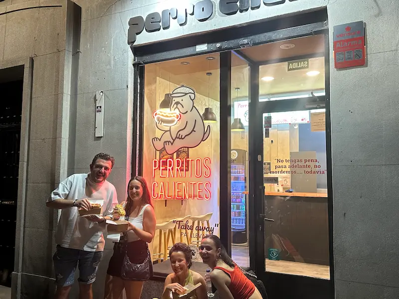 Clientes en la entrada de Perro Chulo